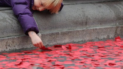 People paying their respects at Trafalgar Square placed poppies in the famous fountains. Photo: BBC.