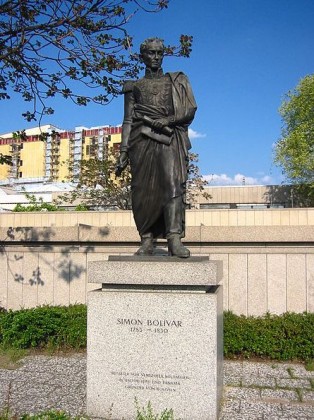 Statue of Simon Bolivar in Berlin-Tiergarten near Potsdamer Brücke over Landwehrkanal, Berlin. Photo: Andreas Steinhoff.