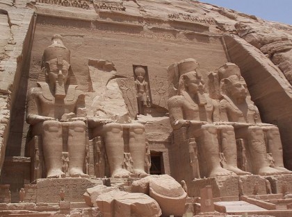 Egypt travel. Abu Simbel, Ramesses II statues. Photo: Wikipedia, Than217. http://en.wikipedia.org/wiki/File:Abu_Simbel_Temple_May_30_2007.jpg