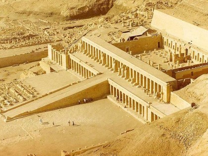 Egypt travel. Temple of Hatshetsup. Photo: Wikipedia, Ian Lloyd. http://en.wikipedia.org/wiki/File:Hatshetsup-temple-1by7.jpg