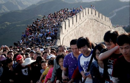 Tourists gather on the Great Wall outside Beijing, on October 3, 2012. Major tourist destinations around China witnessed travel peaks amid the eight-day Mid-autumn Festival and National Day holidays, Xinhua News Agency reported. (Reuters/Stringer). Photo: www.theatlantic.com