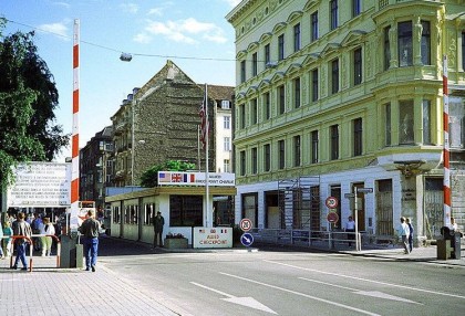 What to do in Berlin. Photograph taken by Michael Katzmann, June 1986  Checkpoint Charlie, Berlin BRD View of the Allied checkpoint from the East German checkpoint. Photo: Wikipedia. http://en.wikipedia.org/wiki/File:CheckpointCharlie.jpg