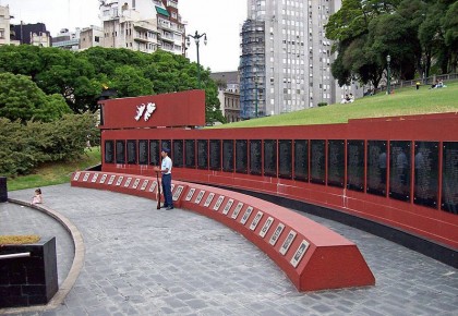 Monument to the Fallen in the Falklands War. Photo: Wikipedia, Roberto Fiadone. http://commons.wikimedia.org/wiki/File:Monumento_Malvinas_Plaza_San_Martin_I.jpg