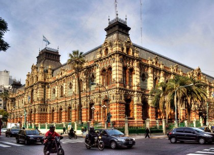 What to do in Buenos Aires. The Water Company Palace (Edificio de Aguas Corrientes). Foto: Wikipedia, HalloweenHJB. http://en.wikipedia.org/wiki/File:Aguas_Corrientes-2011-TM.jpg