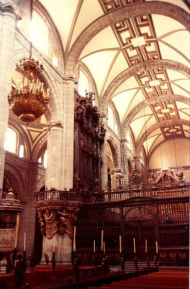 Mexico City, Interior of the Metropolitan Cathedral. Photo: Wikipedia, © by James G. Howes, 1987.