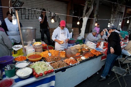 Mexico City, street food stalls. Photo: Wikimedia Commons, Tomascastelazo.