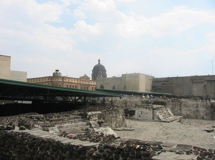 Mexico City, View of Eagle building and building A in the Templo Mayor complex. The ruins of the main temple are in the background. Photo: Wikipedia, Thelmadatter.