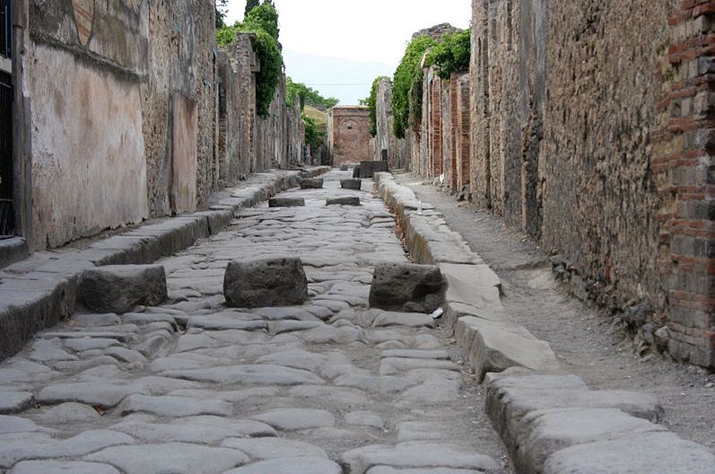 Pompeii street. Photo: Wikipedia, Alago.